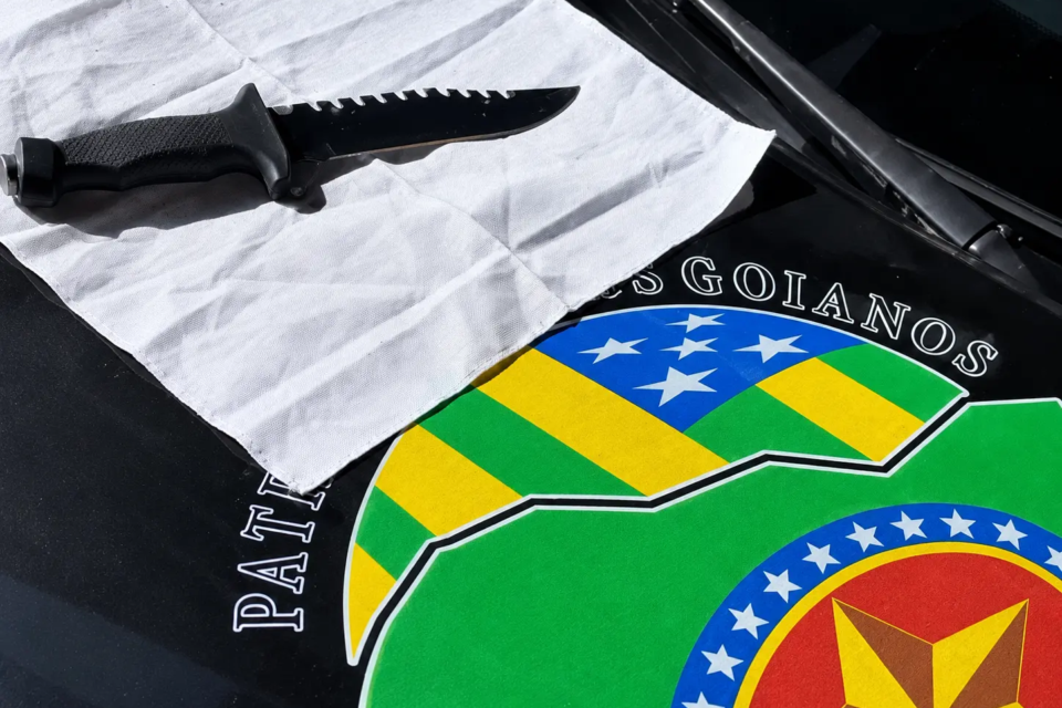 A faca usada no ataque foi apreendida pelos policiais militares que atenderam &agrave; ocorr&ecirc;ncia (Divulga&ccedil;&atilde;o PMGO)