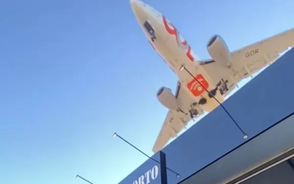 Avião passando bem perto de bar, em Goiânia, assusta e ao mesmo tempo impressiona clientes — Foto: Reprodução/Perfil do TikTok de Fernanda Leite