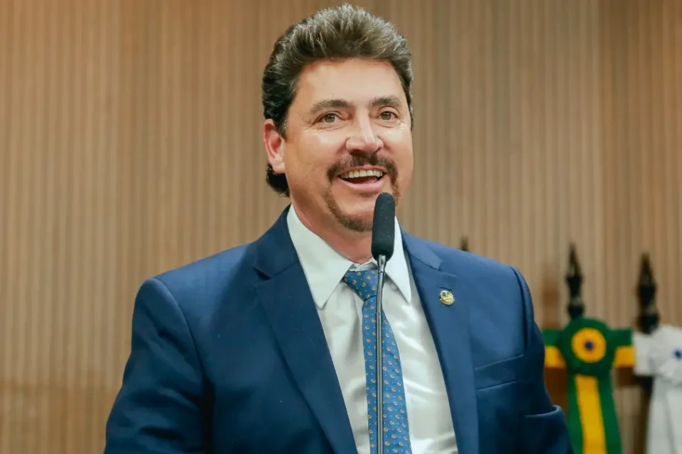 Wilder Morais compartilha segunda versão de carta de Flávio Bolsonaro em rede social