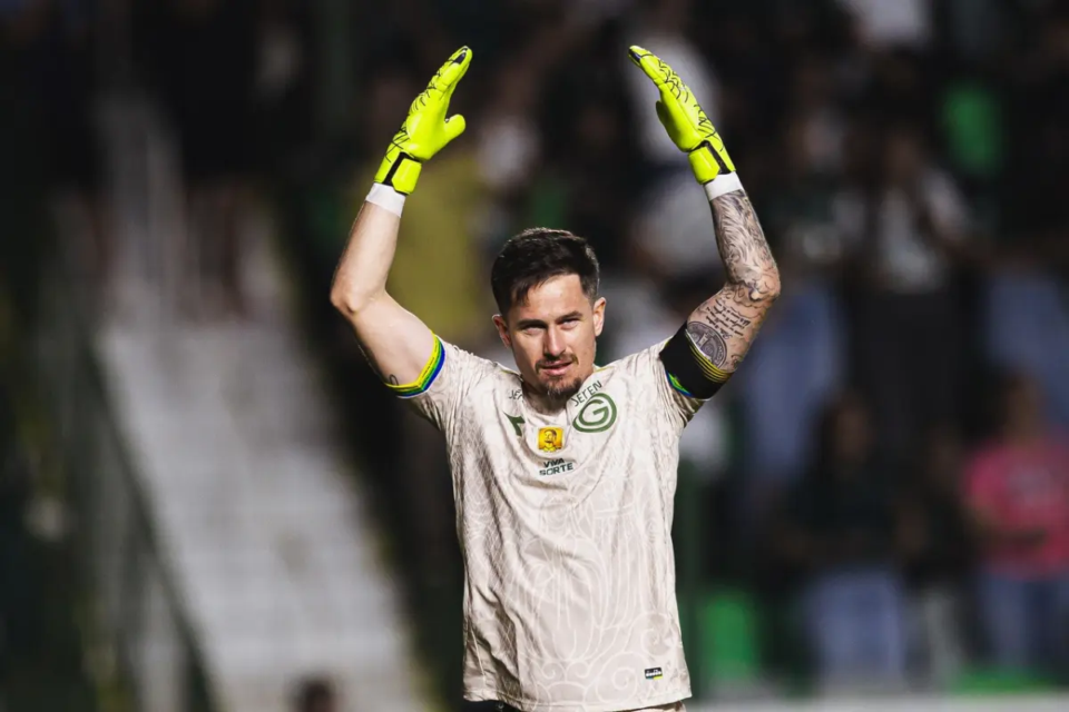 Goiás precisa vencer o CRB no Estádio da Serrinha e torcer por tropeços para entrar no G-6 da Série B
