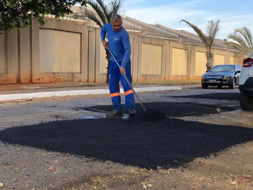 14 equipes atuam diariamente para atendimento à solicitações da população e execução do cronograma de manutenção elaborado pela Seinfra (Foto: Seinfra)