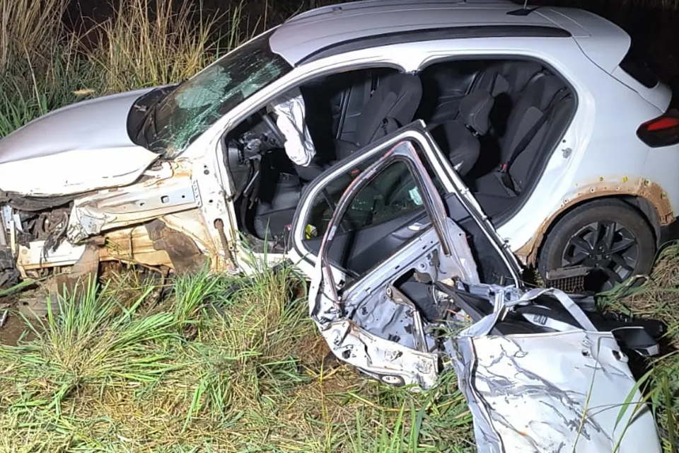 Motorista tenta desviar de animal, bate em caminhão e fica preso às ferragens na GO-010, em Luziânia