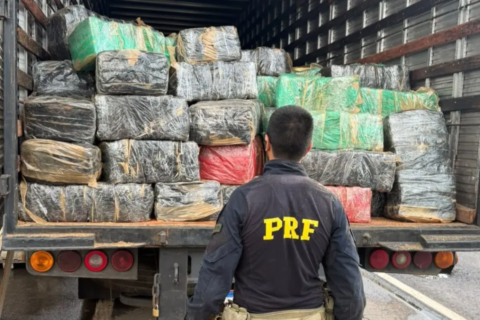 PRF apreende 3,5 toneladas de “super maconha” avaliadas em R$ 3,5 milhões na BR-153, em Morrinhos