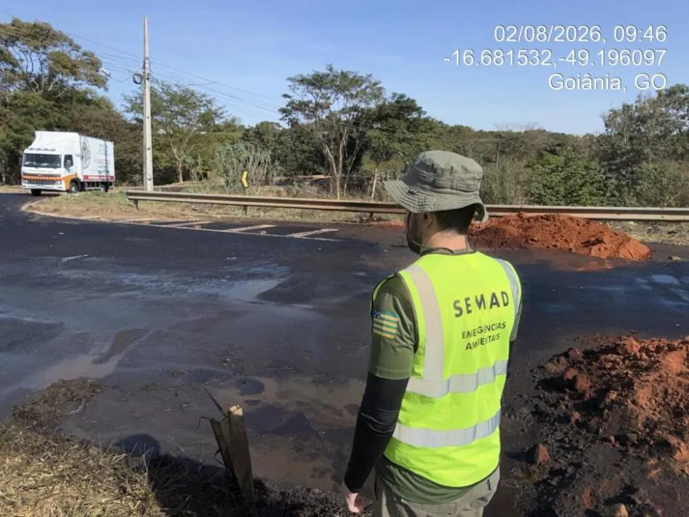 Semad coleta amostras de água após derramamento de biodiesel no Rio Meia Ponte entre Goiânia e Senador Canedo. (Foto: Divulgação Semad) Fonte: A Redação - https://aredacao.com.br/semad-coleta-amostras-de-agua-apos-derramamento-de-biodiesel-no-rio-meia-po