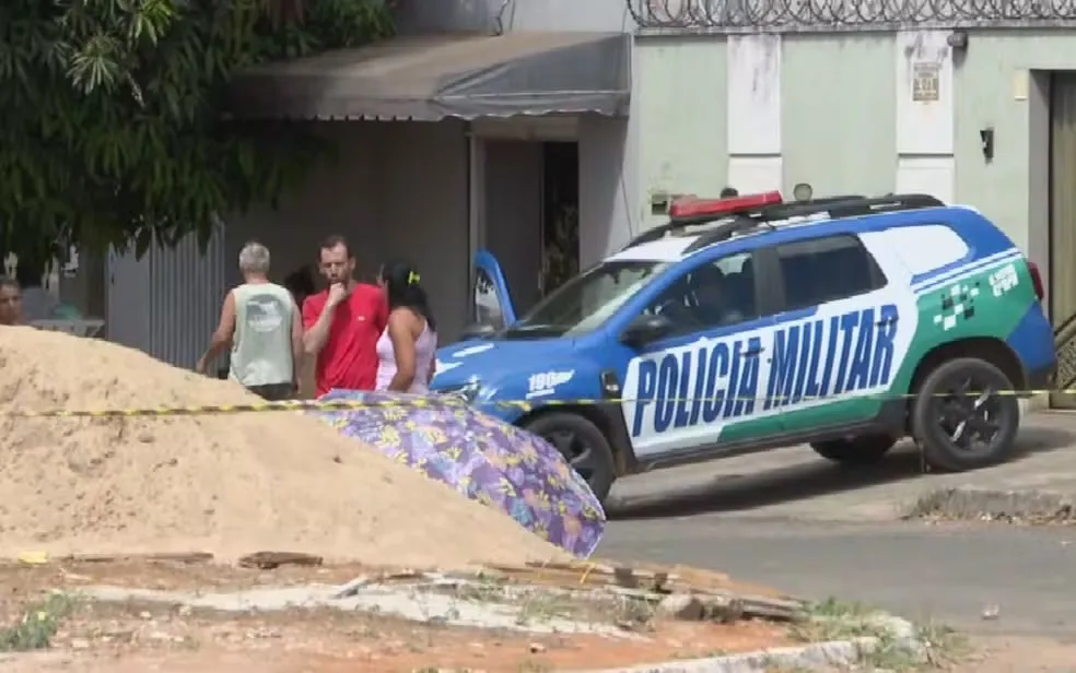 Trabalhador de 72 anos morreu após passar mal enquanto cavava um buraco para a construção de uma fossa séptica, em Goiânia — Foto: Reprodução/TV Anhanguera