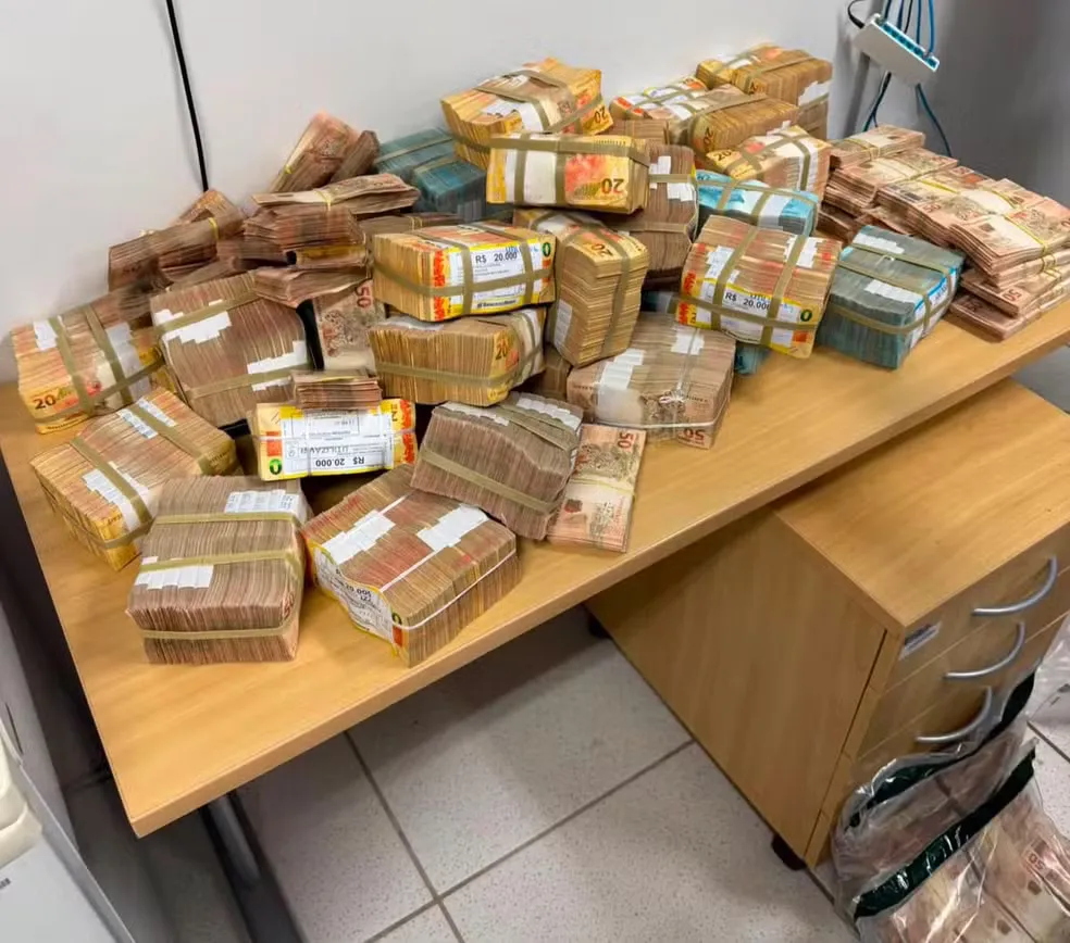 Dinheiro apreendido durante operação da Polícia Federal — Foto: Polícia Federal