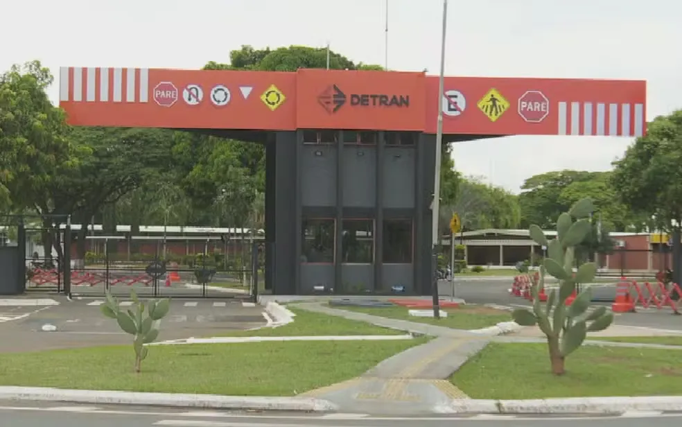 Mais de 600 mil pessoas podem receber de volta taxa cobrada pelo Detran-GO indevidamente em Goiás — Foto: Reprodução/TV Anhanguera