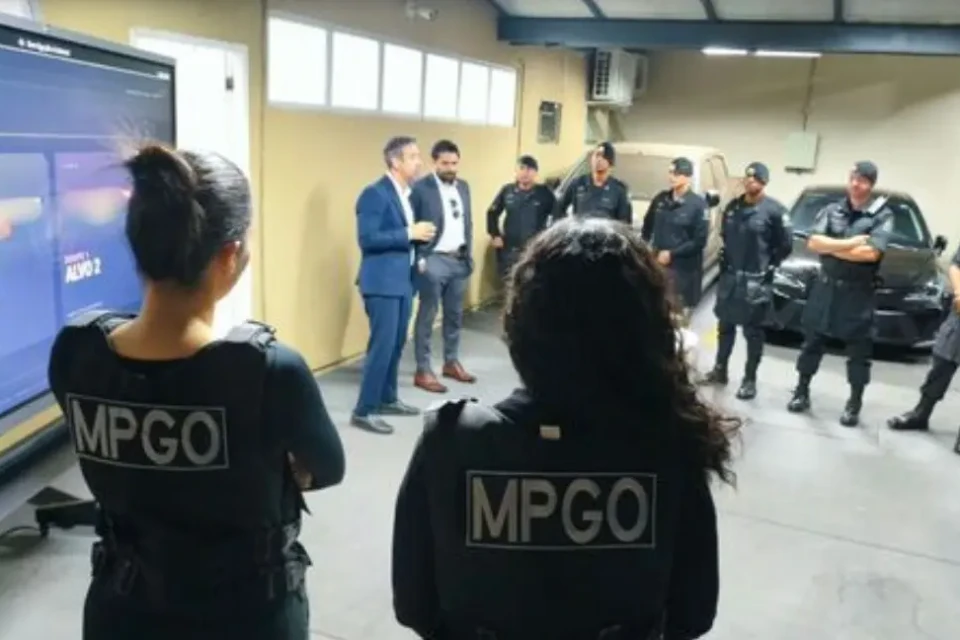 Celular apreendido na operação (Foto: MPGO/Gaege)