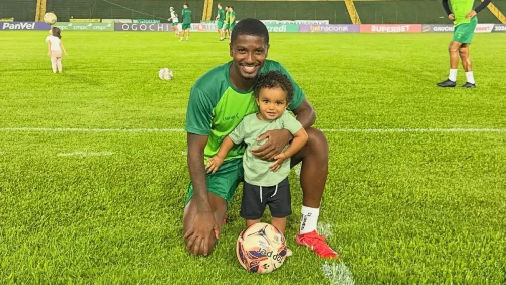 Gustavo Simões e o filho Benício • Reprodução