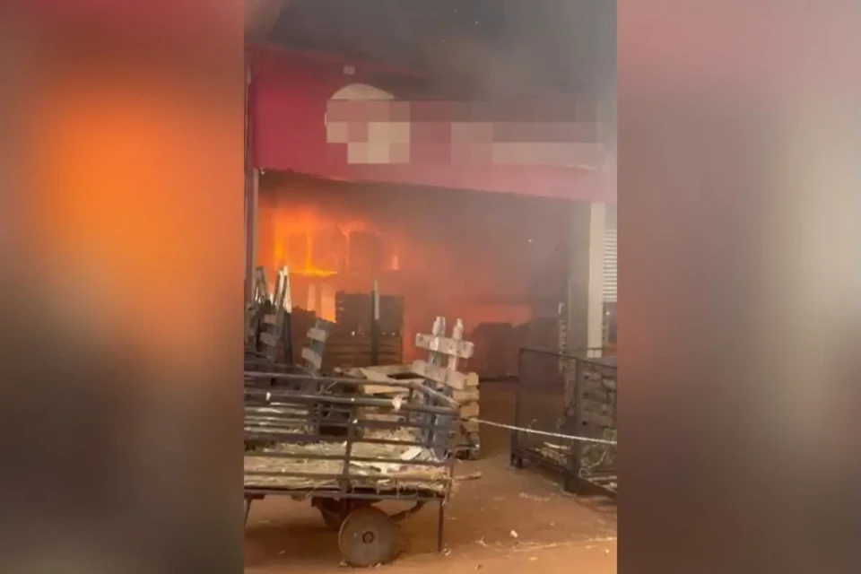 Incêndio atinge depósito no CEASA, em Goiânia (Foto: CBMGO)
