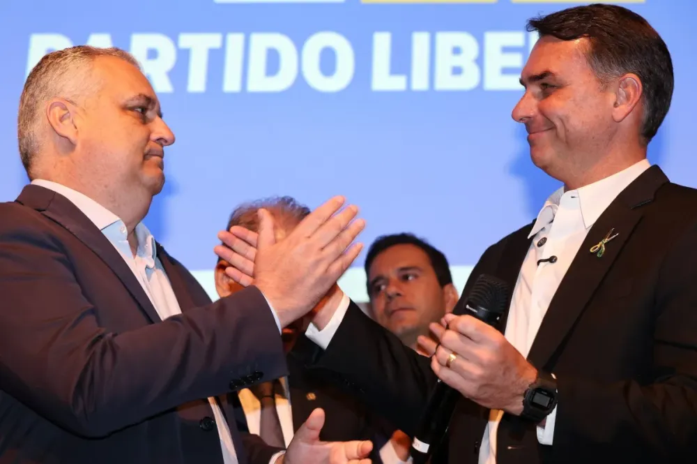 O deputado Alfredo Gaspar (PL-RN) e o senador Flávio Bolsonaro (PL-RJ) • Foto: Beto Barata/PL