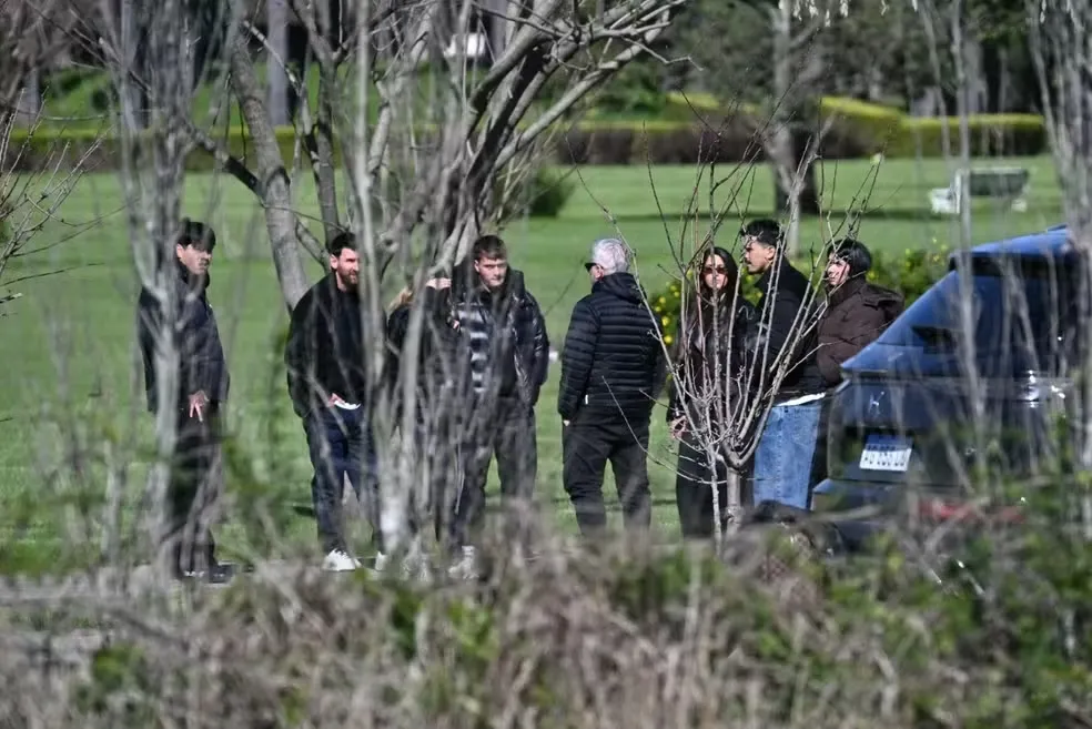 O astro do futebol argentino Lionel Messi (2º à esquerda), sua esposa Antonela Roccuzzo (3ª à direita) e familiares comparecem ao funeral de seu pai, Jorge Messi, no cemitério El Prado, nos arredores de Rosário, província de Santa Fé, Argentina, em 9 de a