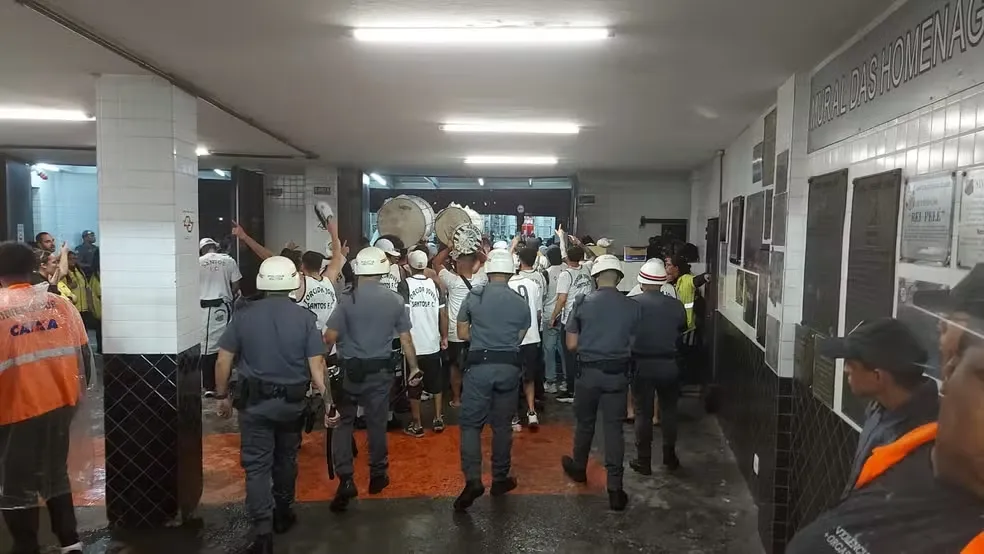 Torcida do Santos na saída da Vila Belmiro — Foto: Bruno Gutierrez
