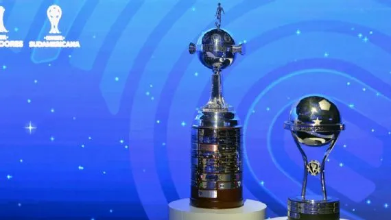Troféus da Libertadores e Sul-Americana expostos na sede da Conmebol, em Luque, no Paraguai 