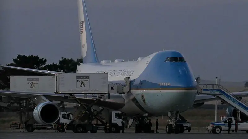 Caminhões de serviço de bordo estacionados ao lado do antigo Air Force One antes de sua partida de Ancara, capital da Turquia