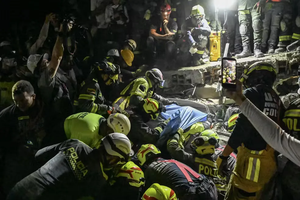Socorristas resgatam mulher sob escombros de prédio em Pereira, na Colômbia, em 11 de agosto de 2026. Resgate ocorreu 36 horas após terremoto de magnitude 7,4 que atingiu o país. — Foto: David Salazar/AFP