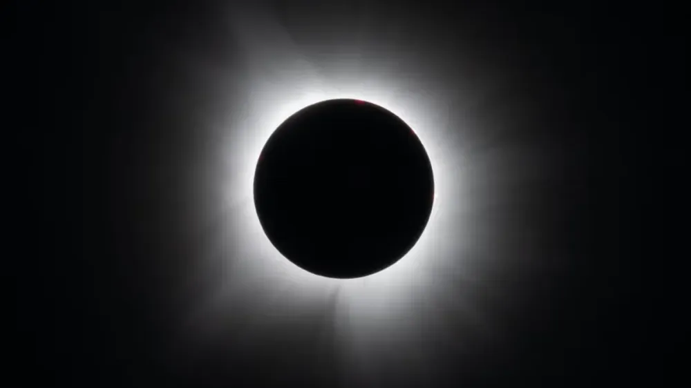 O fenômeno ocorre quando a Lua passa entre o Sol e a Terra, projetando uma sombra sobre o nosso planeta que bloqueia completamente a luz solar em algumas áreas do mundo • Keegan Barber/NASA