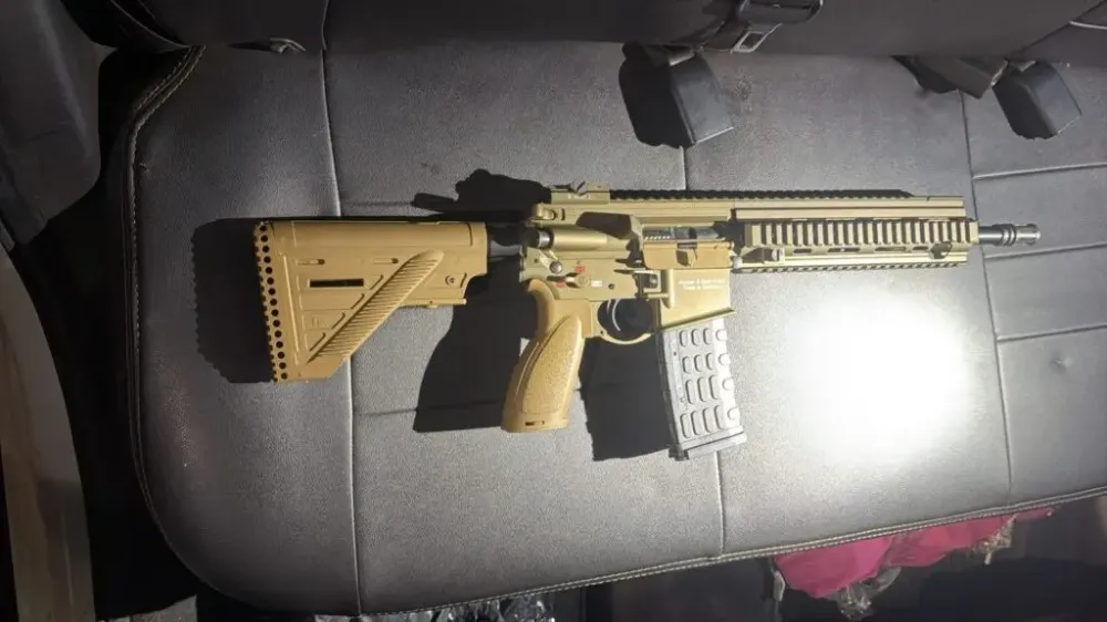 Arma de uso restrito foi localizada pela Rotam durante operação nas proximidades de um shopping em Goiânia | Foto: Rotam