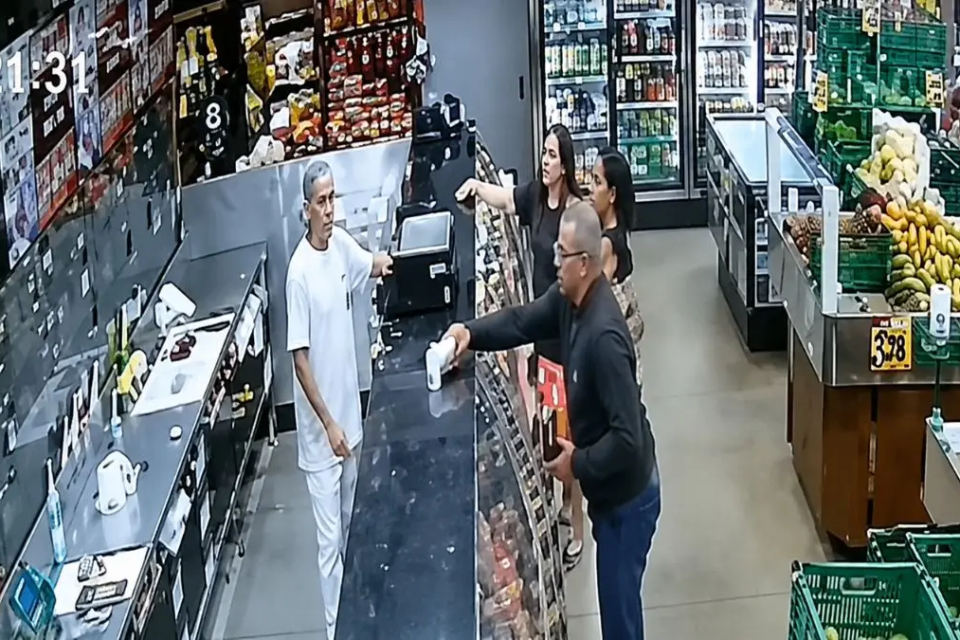 Cliente ameaça açougueiro com arma após reclamar da espessura de bife em supermercado de Goiânia (Foto: Reprodução/Vídeo)