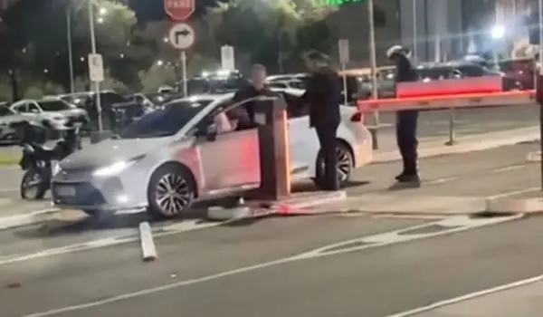 Motorista destrói cancela e tenta agredir seguranças após confusão em shopping de Goiânia