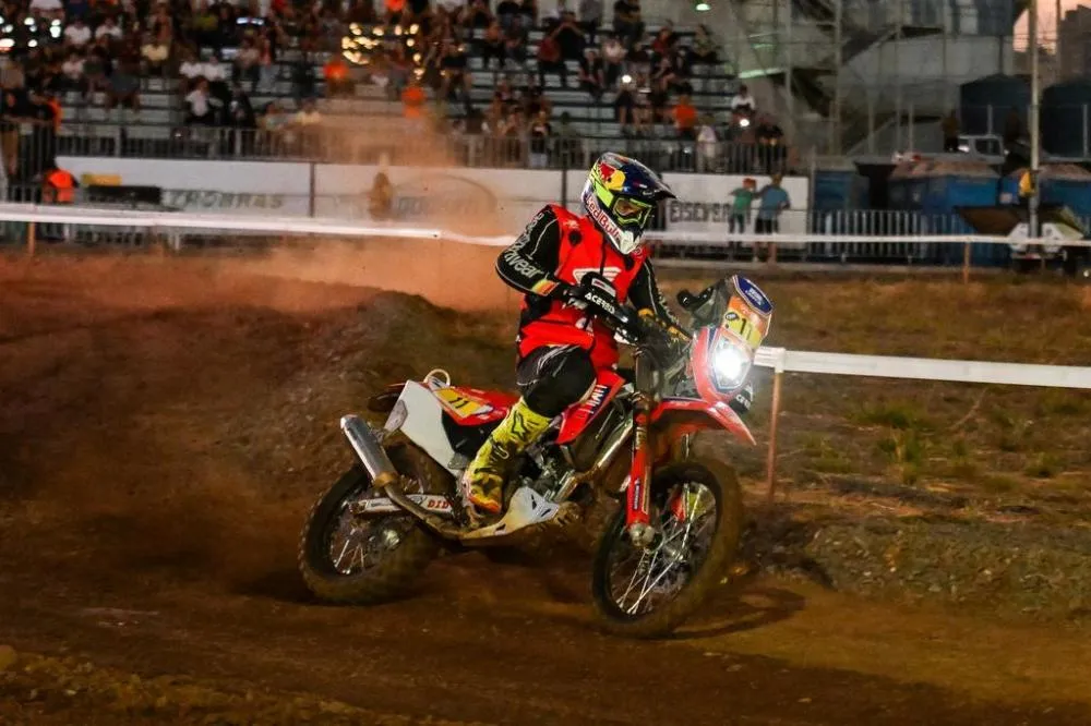 Premiação geral e por categorias, incluindo Carro, Moto, UTV e Production, será no dia 30 de agosto (Foto: Duda Bairros/Sertões) Fonte: A Redação - https://aredacao.com.br/goiania-recebe-programacao-gratuita-do-rally-dos-sertoes-2026/