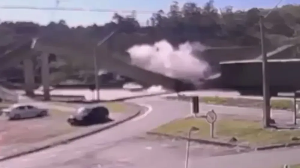 Duas pessoas morreram após a passarela desabar no Km 4 da BR-381 • Reprodução