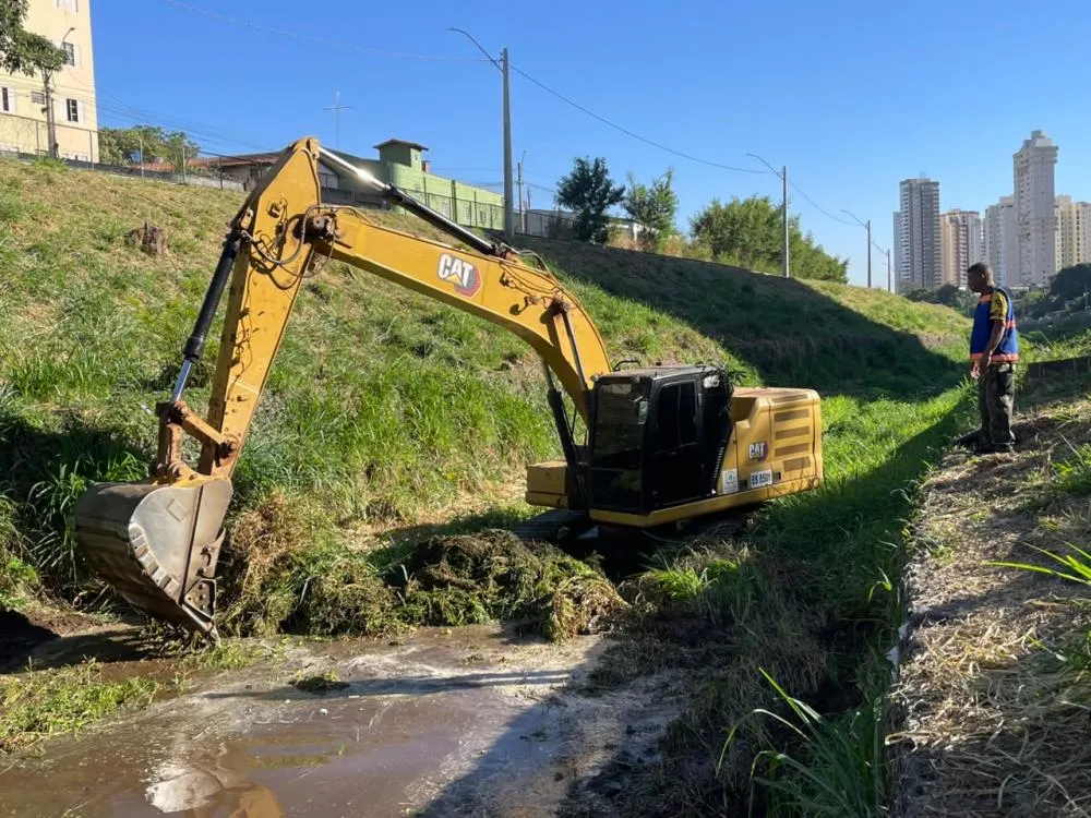 Limpeza será executada no leito do Córrego Botafogo por até 5 dias (Fotos: Seinfra)