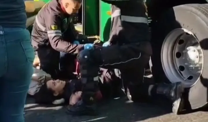 Motociclista é socorrida após acidente com ônibus em frente ao Terminal Isidória, em Goiânia | Foto: Reprodução