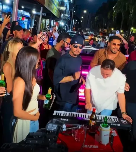 Zé Felipe grava clipe surpresa em bar tradicional de Goiânia