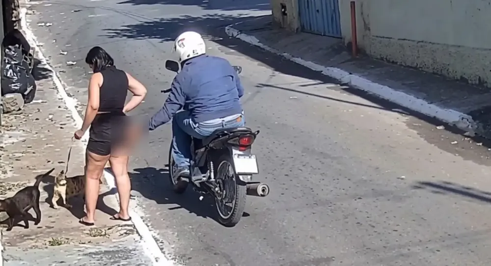 Câmeras de segurança flagram motociclista apalpando mulher em calçada no Jardim Novo Mundo, em Goiânia