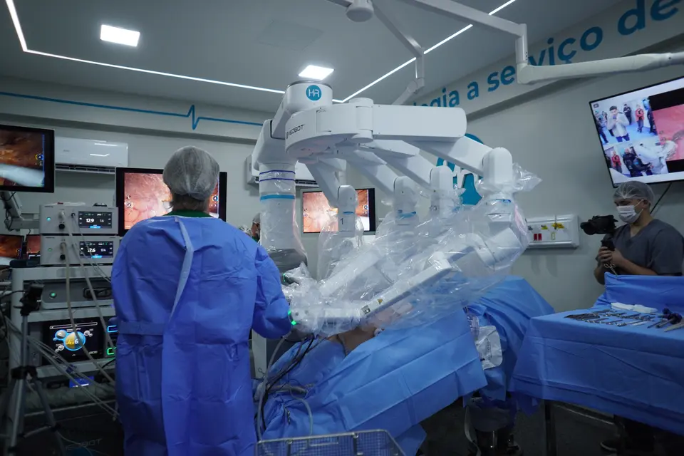 Médico no Chile opera paciente em Goiânia por controle remoto na 1ª telecirurgia de Goiás (Foto: Divulgação/Hospital do Rim)