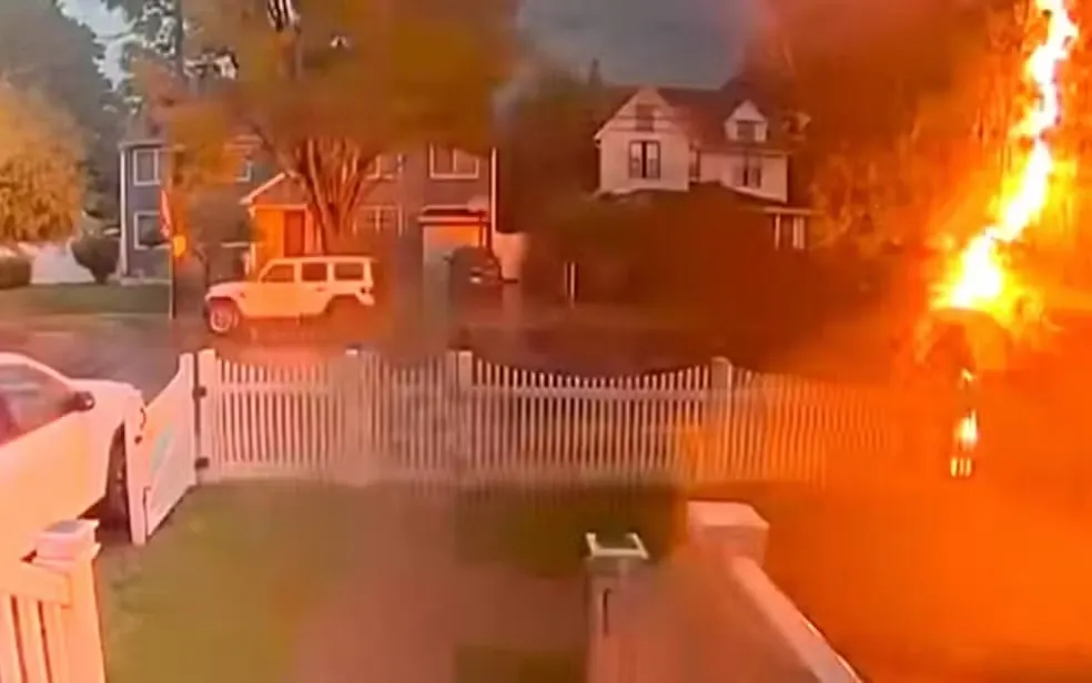 Homem é atingido por raio, levanta e caminha após descarga elétrica em Nova York
