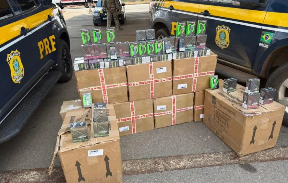 PRF apreende 2 mil cigarros eletrônicos e perfumes em bagageiro de ônibus em Hidrolândia