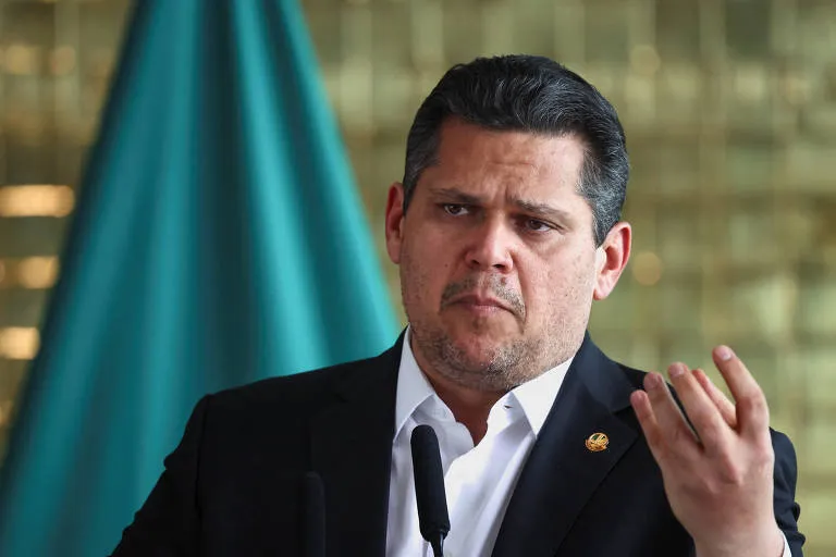 Alcolumbre manda recado a Flávio Bolsonaro e trava impeachment de Moraes em Brasília