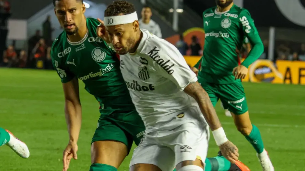 Neymar em ação em Santos x Palmeiras pelas quartas de final da Copa do Brasil • Reprodução/X @CopadoBrasil/Giuliano Rodrigues/Pera Photo