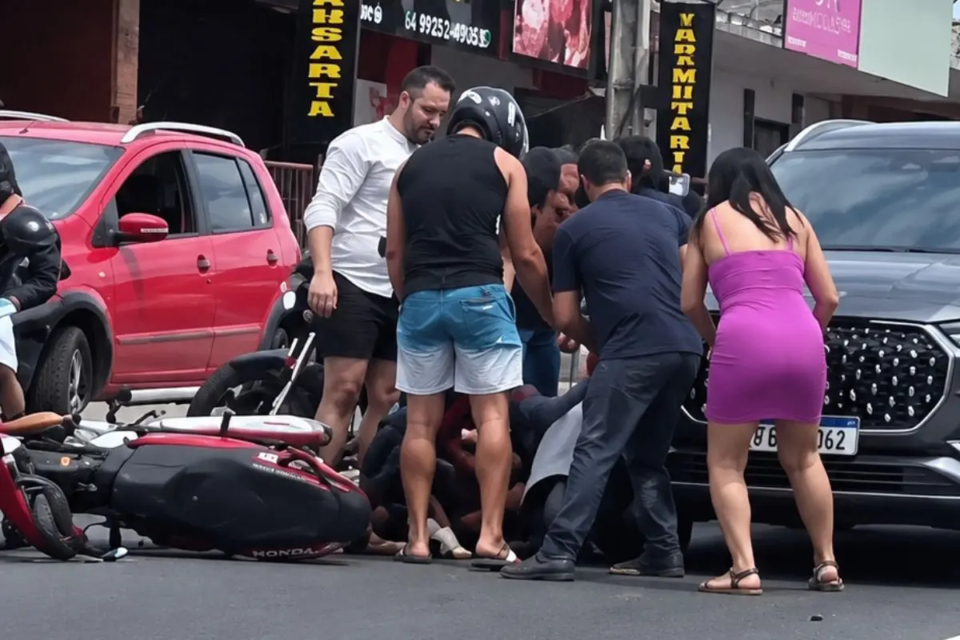 Jovem fica com braço preso sob carro após colisão com moto e é socorrida em Aparecida de Goiânia