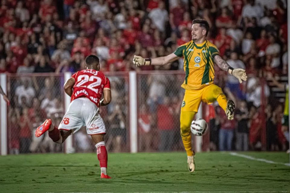 Hayner marca gol do Vila Nova contra o Goiás. Foto: Roberto Corrêa - Vila Nova