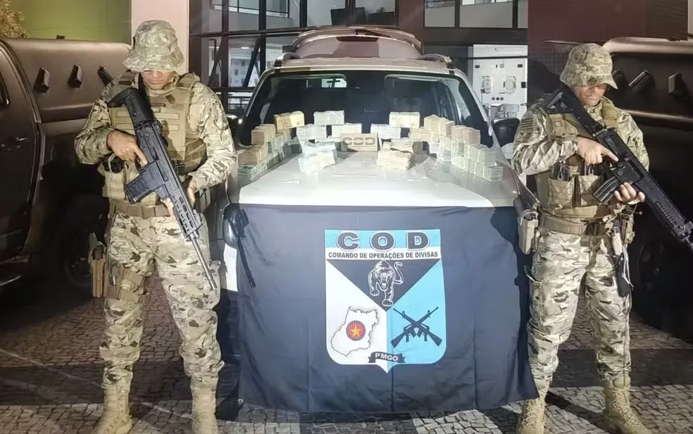 Policiais militares do COD encontraram R$ 1 milhão no porta-malas de carro, em Goiás — Foto: Divulgação/Polícia Militar