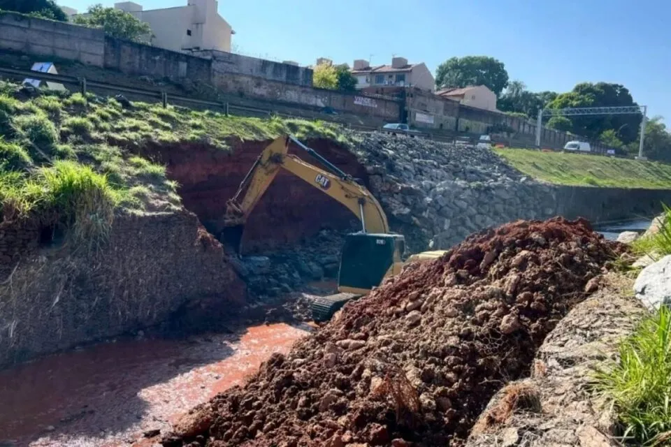 Motoristas devem reduzir a velocidade e respeitar a sinalização (Foto: Seinfra)