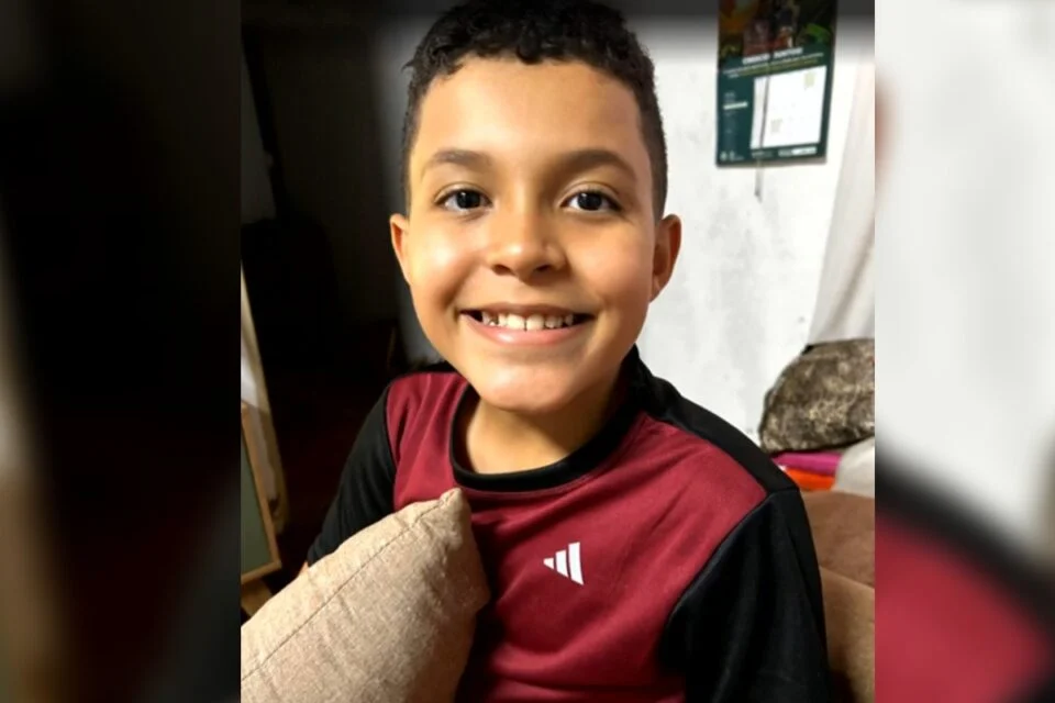 Menino de 10 anos baleado na cabeça precisa de doação de sangue (Foto: Reprodução/Redes Sociais)