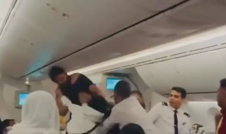 Na briga, um dos passageiros arrancou a camisa do outro Foto: Reprodução/X