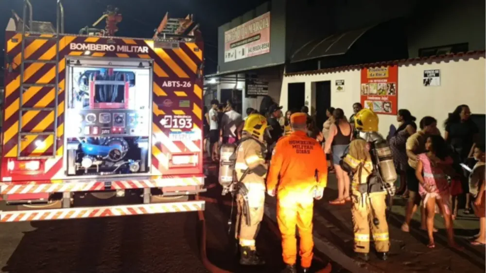 Homem é resgatado de dentro de banheiro durante incêndio em Rio Verde (Foto: Reprodução)