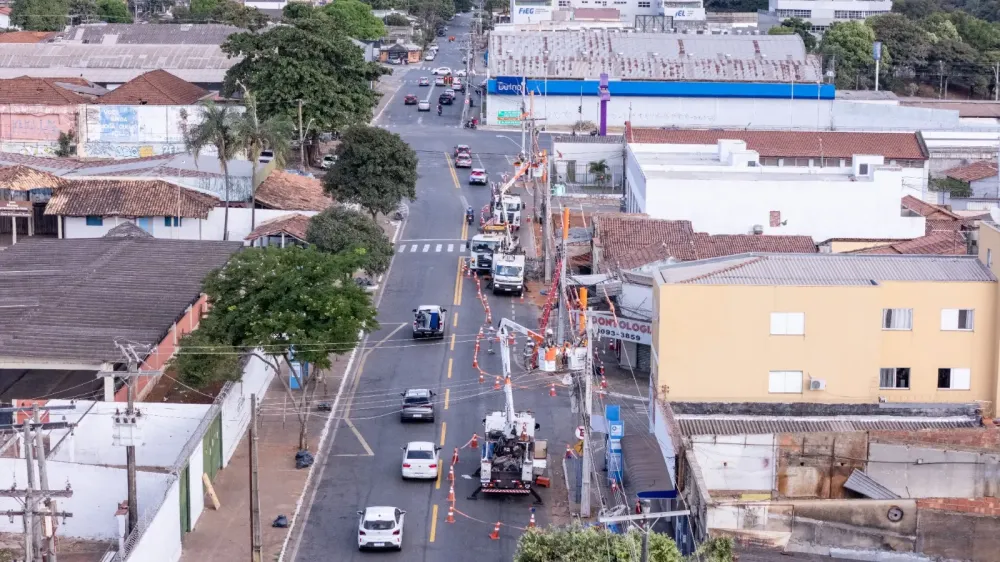 Segundo a concessionária, os trabalhos podem envolver substituição de postes, transformadores, cabos e cruzetas, além de poda e manejo de árvores próximas à rede elétrica | Foto: Reprodução