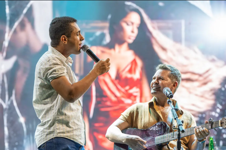 Eduardo Costa convida PM ao palco e compartilha sonho antigo com o policial (Foto: divulgação)