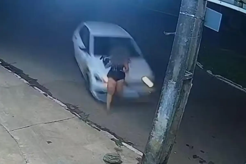 Jovem é atropelada pelo ex enquanto tentava fugir dele em Aparecida (Foto: Reprodução/Vídeo)