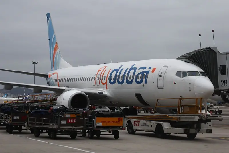 Piloto esfaqueia colega durante voo, tenta derrubar avião com 150 passageiros e acaba contido na cabine