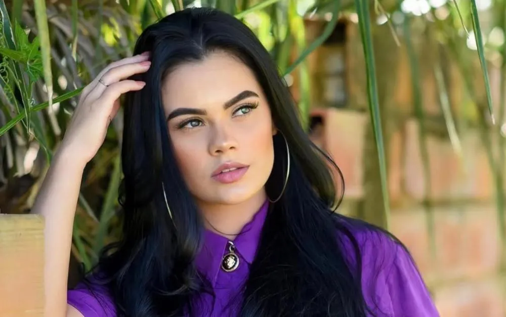 Ex-rainha da Festa do Peão de 26 anos morre em acidente de carro em Santa Rosa de Goiás; filha bebê sobrevive
