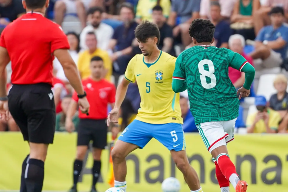 Volante do Goiás atua pela Seleção Sub-20 na Espanha e vira desfalque na Serrinha