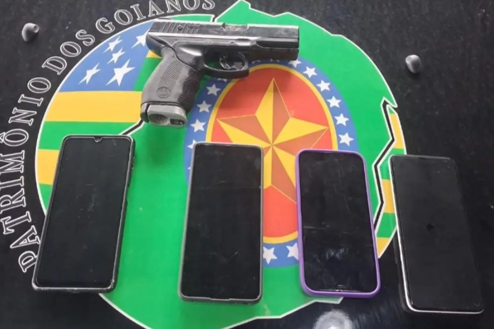 Arma e celulares apreendidos - (Foto: reprodução/PM)Arma e celulares apreendidos - (Foto: reprodução/PM)