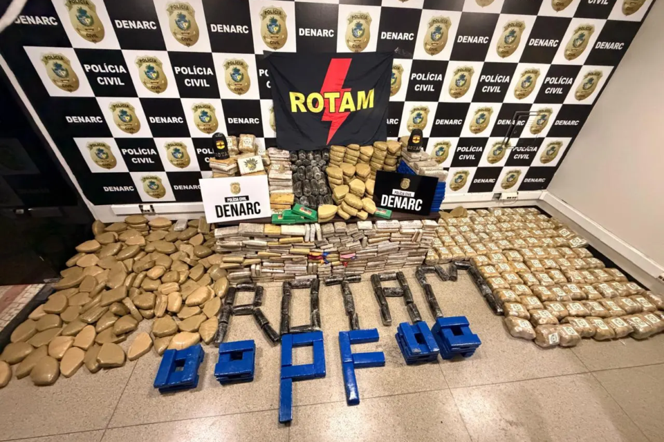 Skank, maconha, cocaína e pasta base estavam no veículo abordado pelas equipes (Divulgação PMGO)